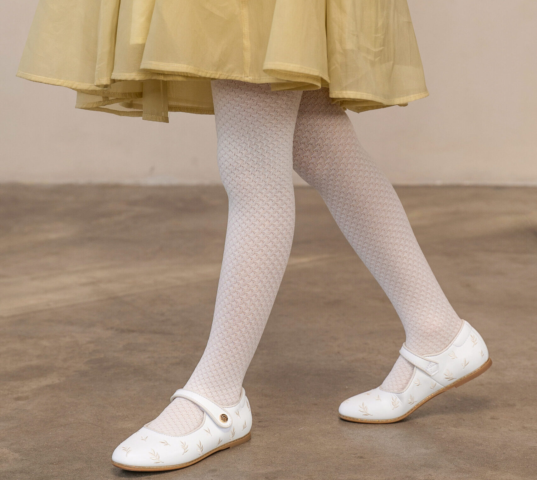 גרביונים לבנות